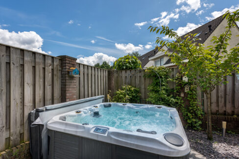 230-Tuin-met-jacuzzi1-1