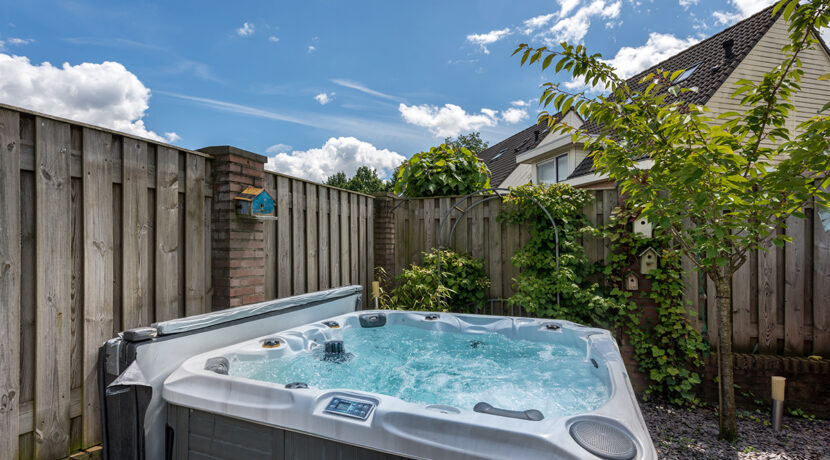 230-Tuin-met-jacuzzi1-1